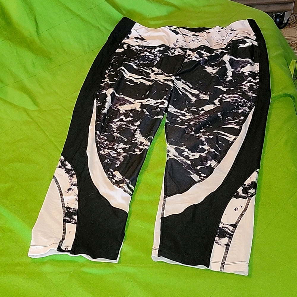 Size XL black amd white marbled Avia used leggings
